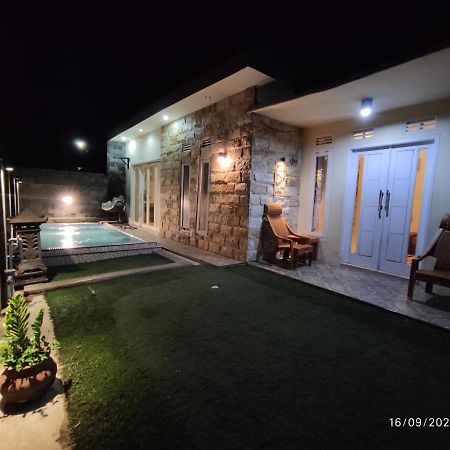 Villa Puncak Pinus And Pool Batu  Esterno foto