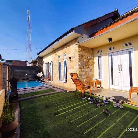 Villa Puncak Pinus And Pool Batu  Esterno foto