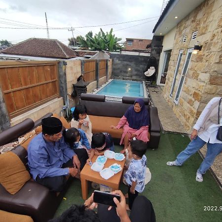 Villa Puncak Pinus And Pool Batu  Esterno foto