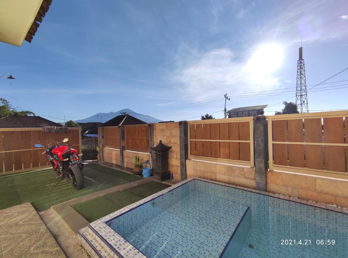 Villa Puncak Pinus And Pool Batu  Esterno foto