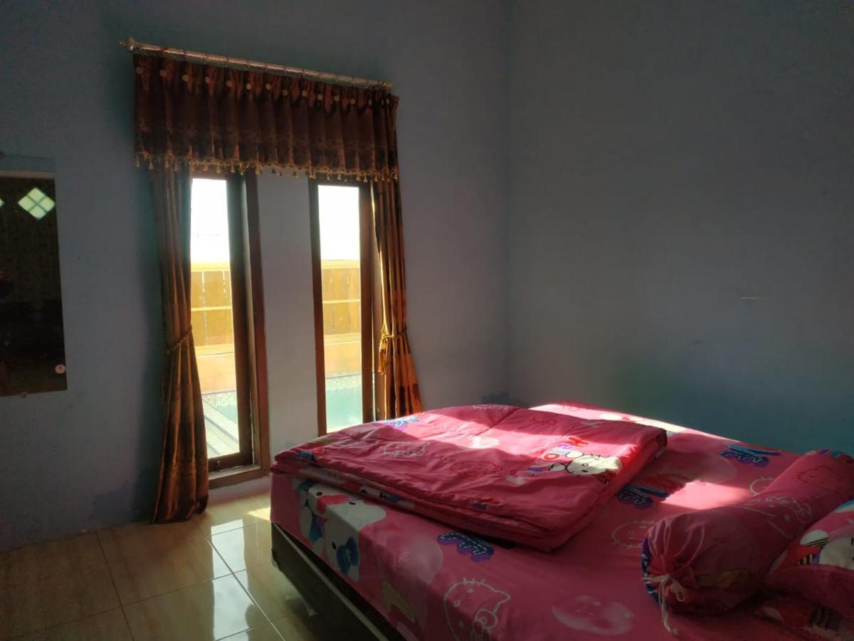 Villa Puncak Pinus And Pool Batu  Esterno foto