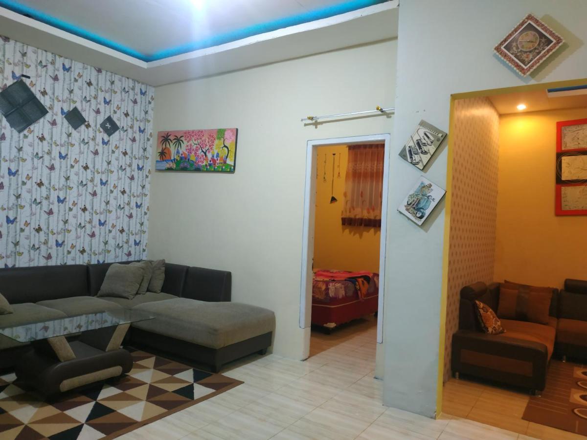 Villa Puncak Pinus And Pool Batu  Esterno foto