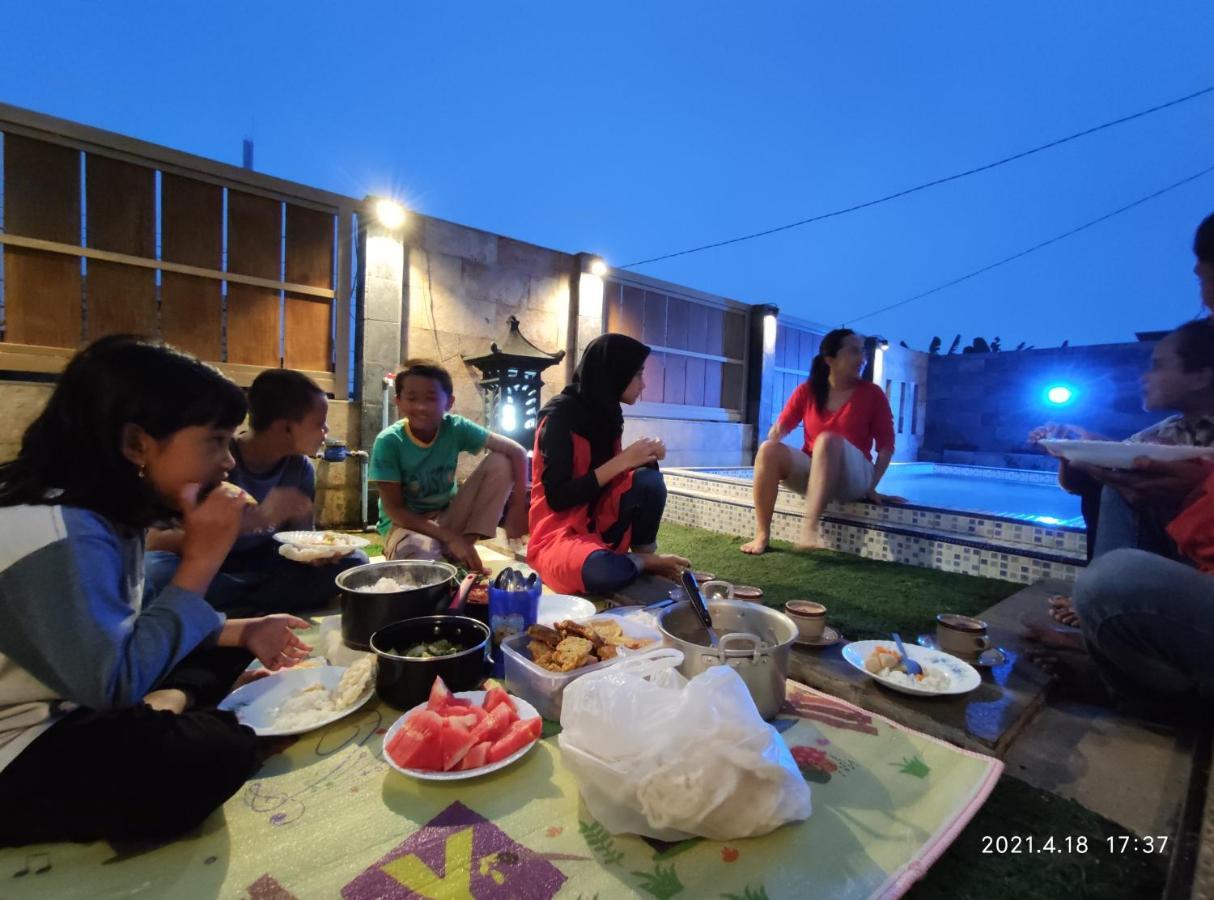 Villa Puncak Pinus And Pool Batu  Esterno foto
