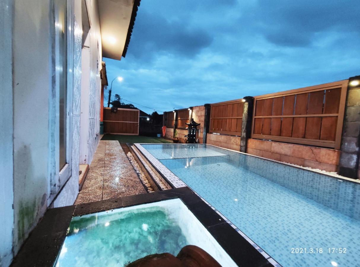 Villa Puncak Pinus And Pool Batu  Esterno foto