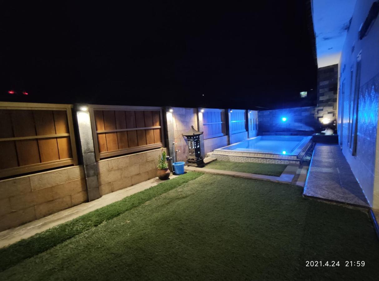 Villa Puncak Pinus And Pool Batu  Esterno foto