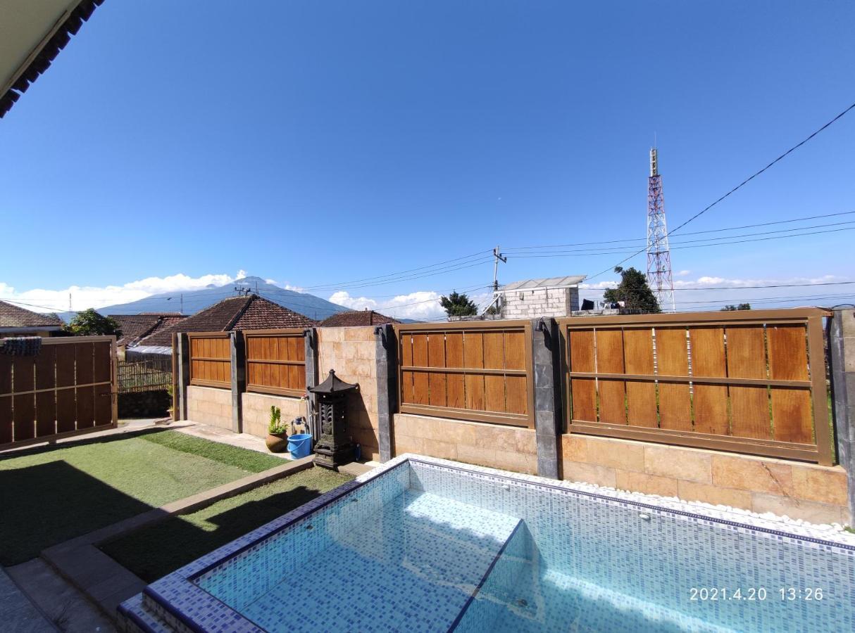 Villa Puncak Pinus And Pool Batu  Esterno foto