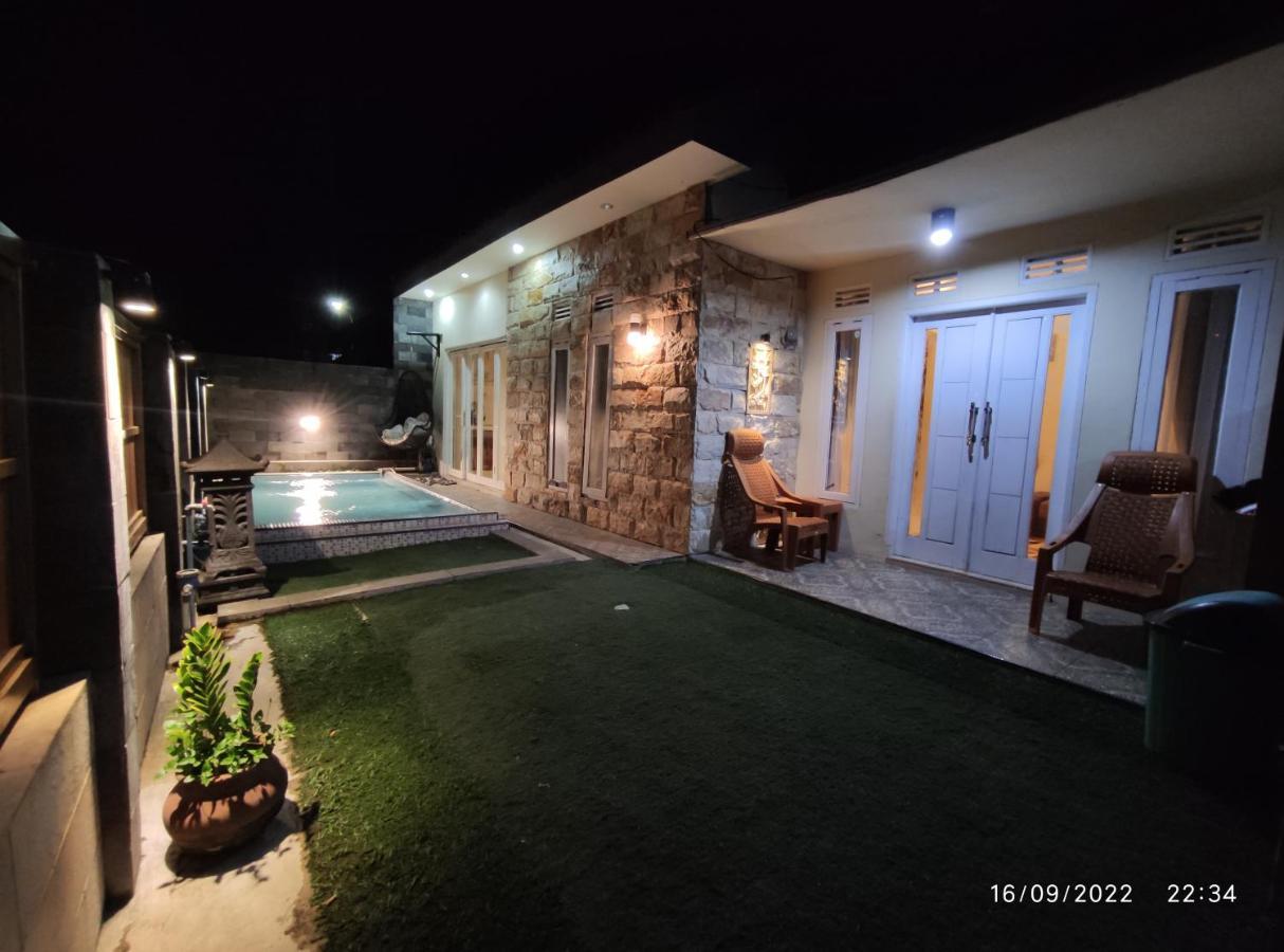 Villa Puncak Pinus And Pool Batu  Esterno foto