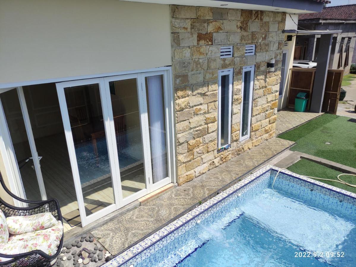 Villa Puncak Pinus And Pool Batu  Esterno foto