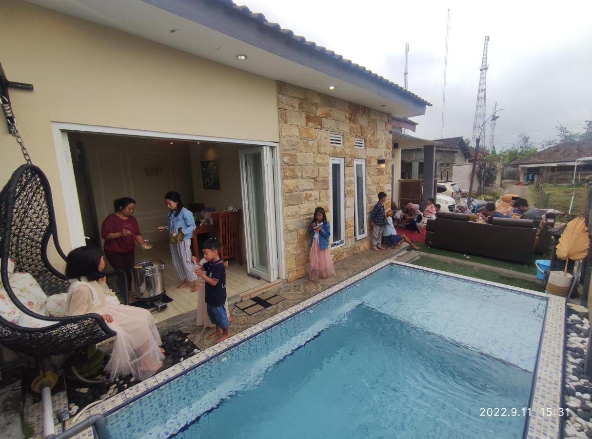 Villa Puncak Pinus And Pool Batu  Esterno foto