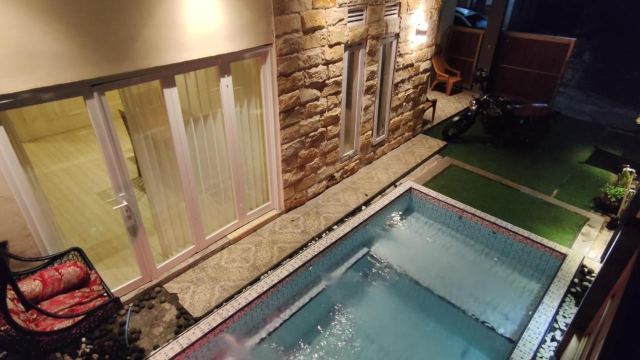 Villa Puncak Pinus And Pool Batu  Esterno foto