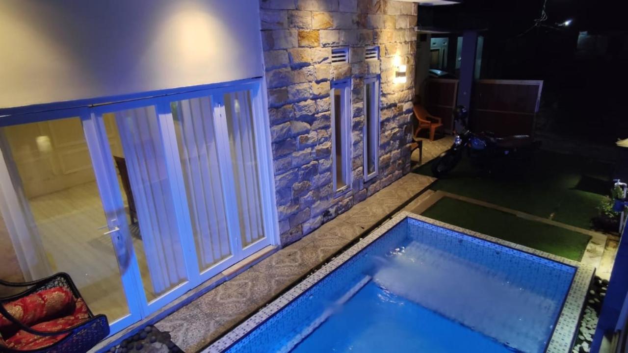 Villa Puncak Pinus And Pool Batu  Esterno foto