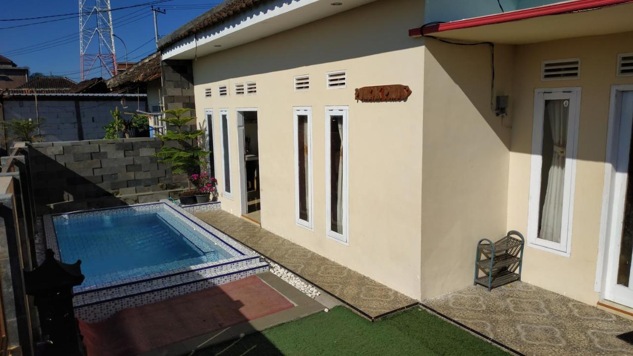 Villa Puncak Pinus And Pool Batu  Esterno foto